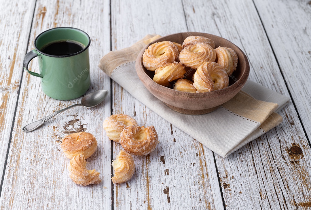 Biscoitos saborosos ao lado de xícara de café