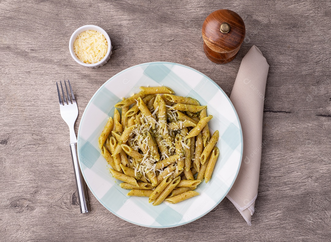 Retrato mostra um prato de massa com molho pesto