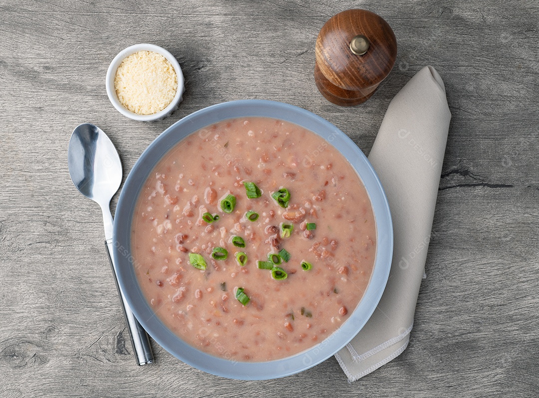Sopa de Feijão Carioca em uma tigela