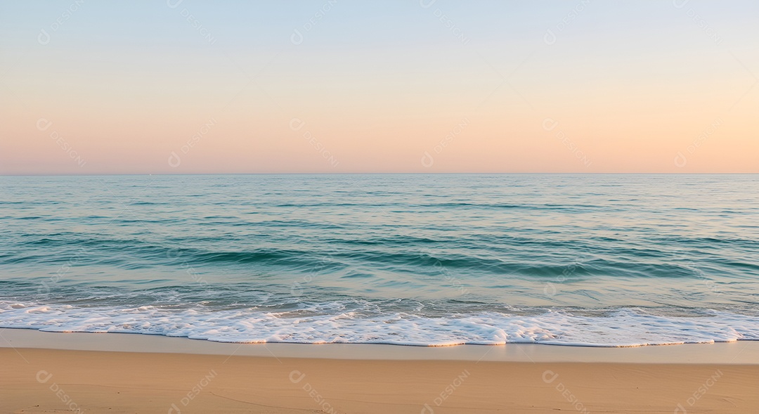 Imagem mostra ondas do mar quebrando em uma costa rochosa ao pôr do sol