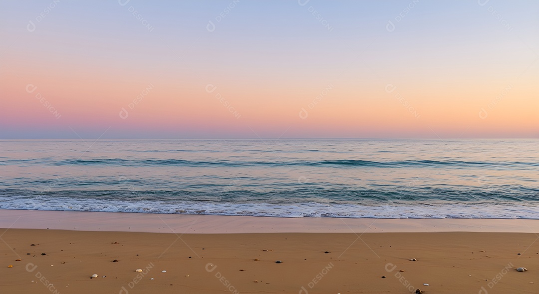 Imagem mostra ondas do mar quebrando em uma costa rochosa ao pôr do sol