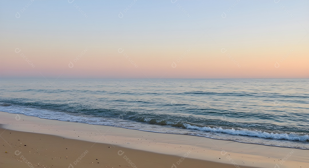 Imagem mostra ondas do mar quebrando em uma costa rochosa ao pôr do sol