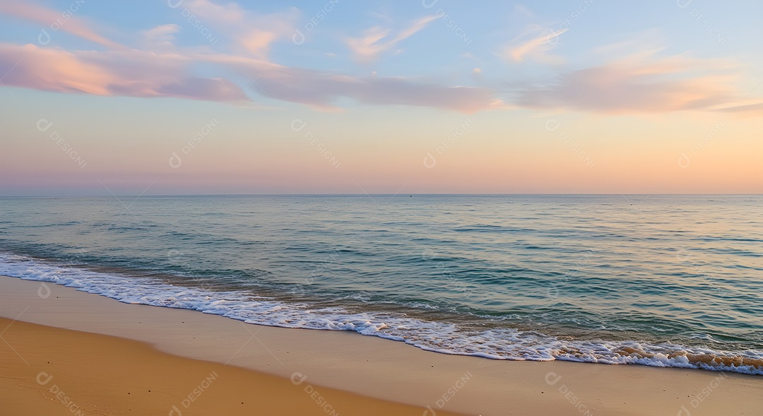 Imagem mostra ondas do mar quebrando em uma costa rochosa ao pôr do sol