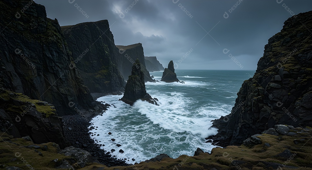 Imagem mostra ondas do mar quebrando em uma costa rochosa ao pôr do sol