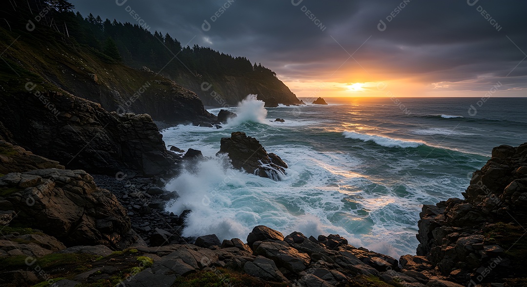 Imagem mostra ondas do mar quebrando em uma costa rochosa ao pôr do sol