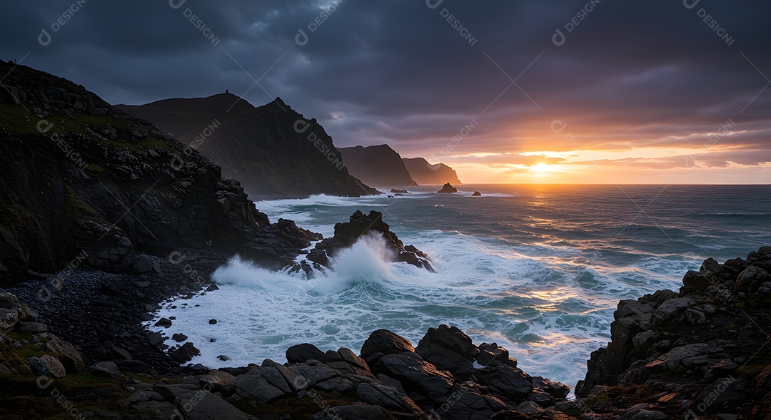 Imagem mostra ondas do mar quebrando em uma costa rochosa ao pôr do sol