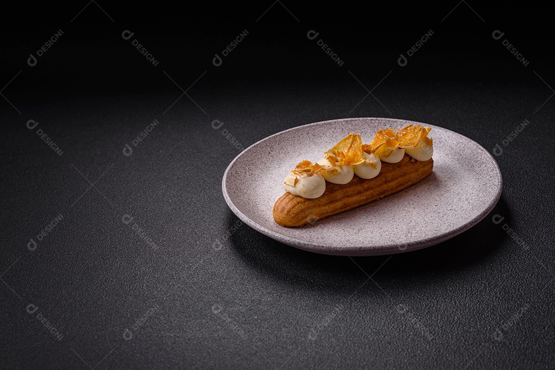 Imagem mostra um éclair ou um bolo alongado
