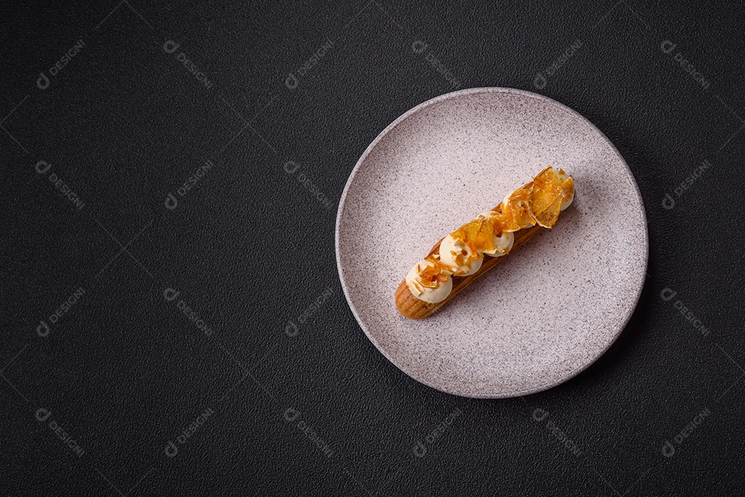 Imagem mostra um éclair ou um bolo alongado