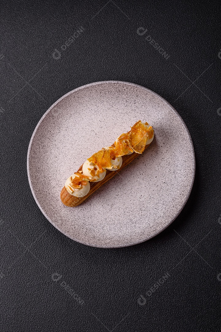 Imagem mostra um éclair ou um bolo alongado