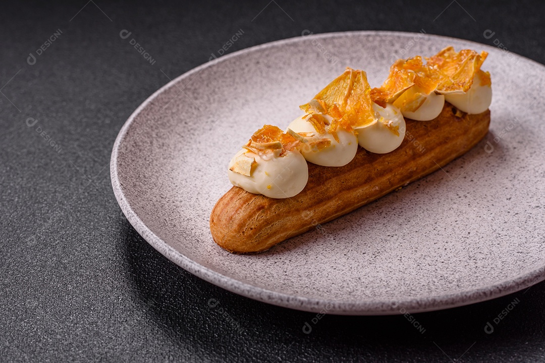 Imagem mostra um éclair ou um bolo alongado