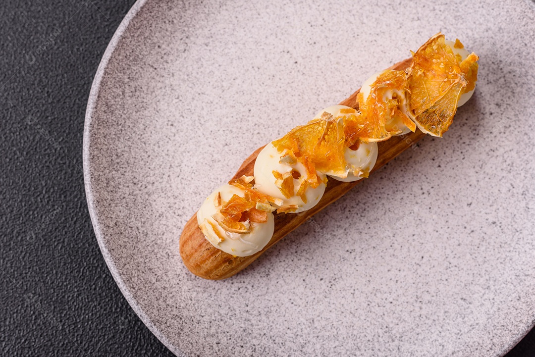 Imagem mostra um éclair ou um bolo alongado