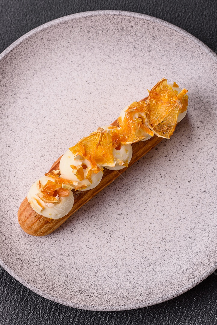 Imagem mostra um éclair ou um bolo alongado