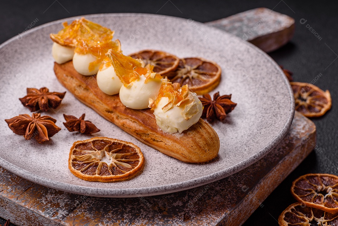 Imagem mostra um éclair ou um bolo alongado