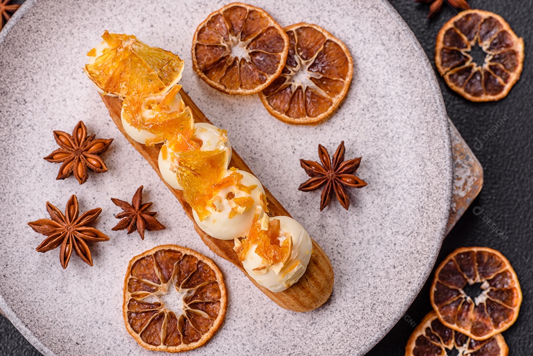 Imagem mostra um éclair ou um bolo alongado