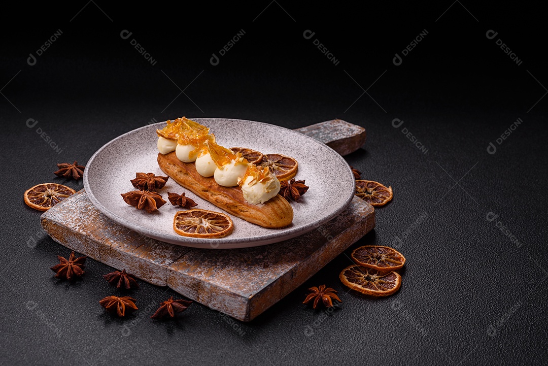 Imagem mostra um éclair ou um bolo alongado