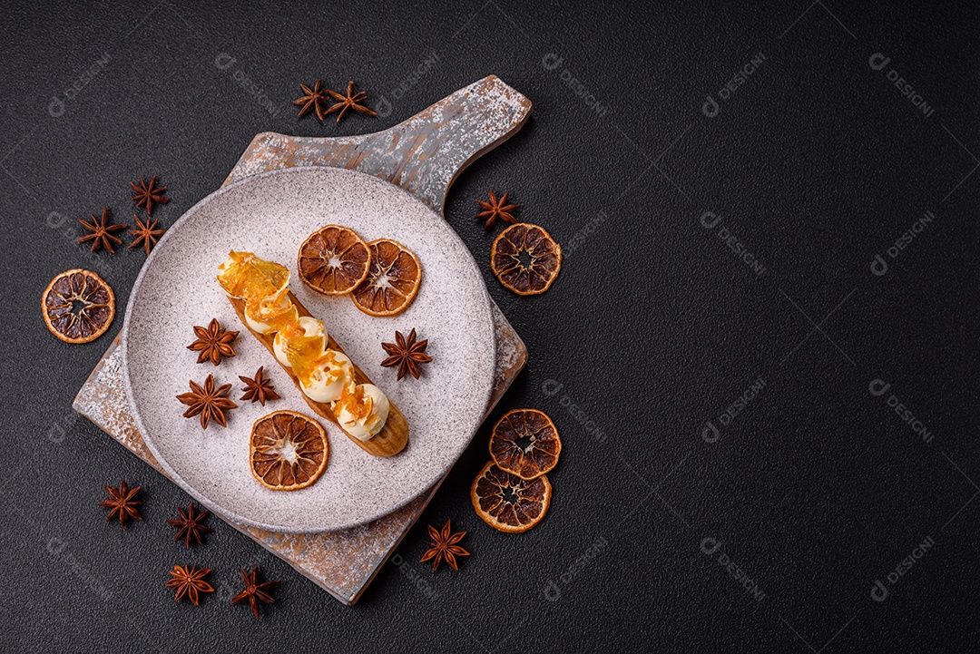 Imagem mostra um éclair ou um bolo alongado