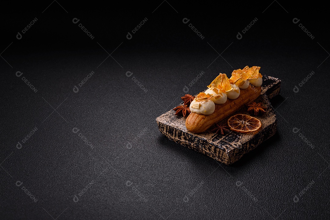 Imagem mostra um éclair ou um bolo alongado