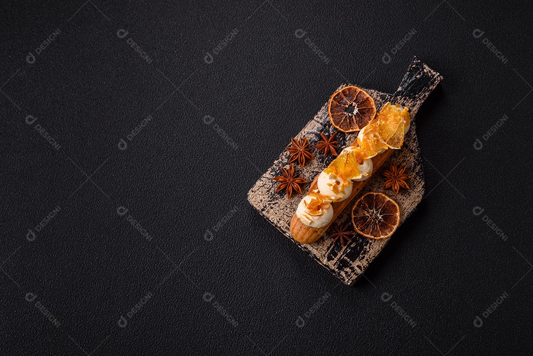 Imagem mostra um éclair ou um bolo alongado