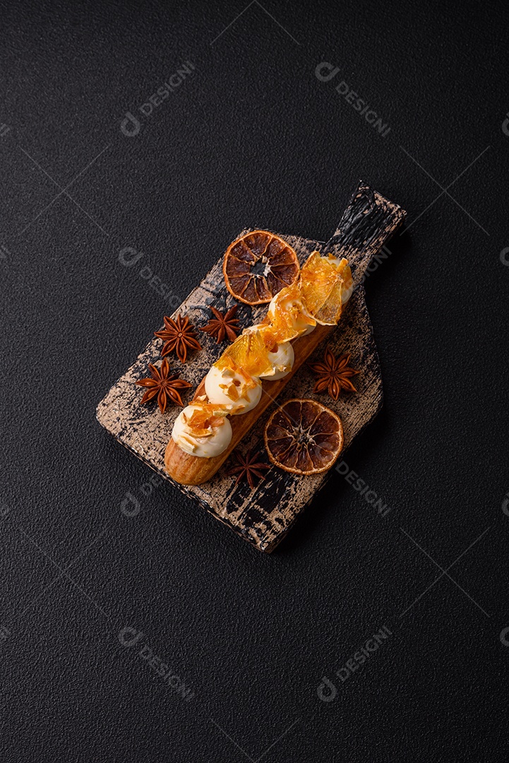 Imagem mostra um éclair ou um bolo alongado