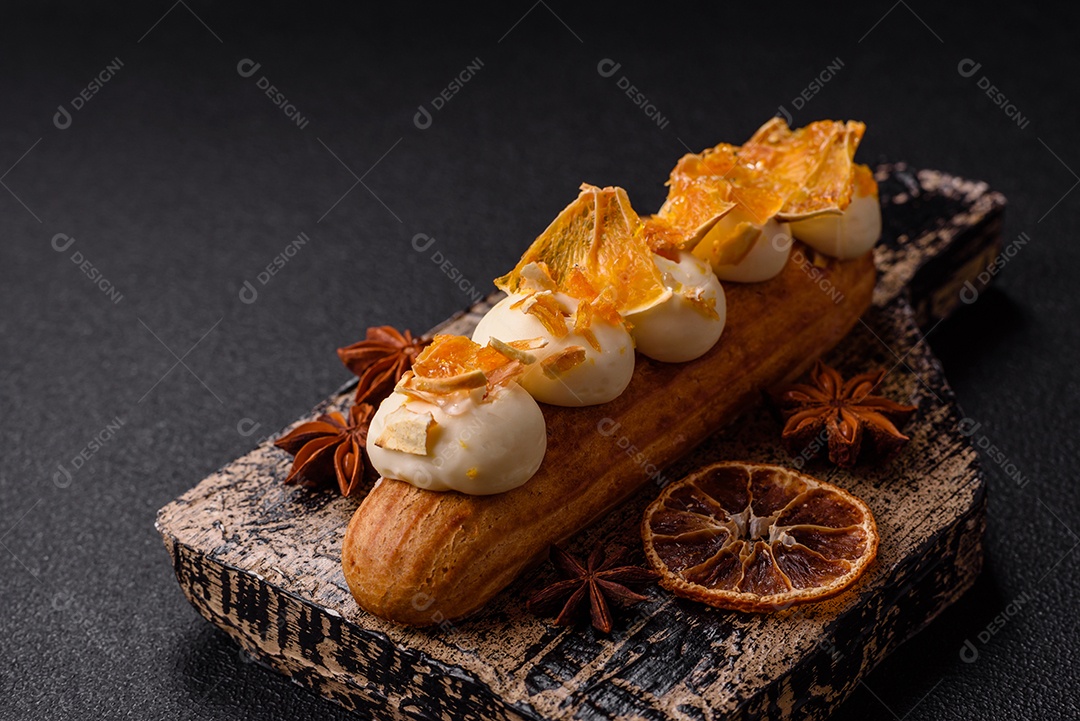 Imagem mostra um éclair ou um bolo alongado
