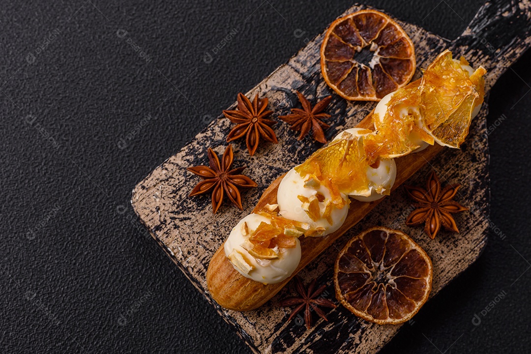 Imagem mostra um éclair ou um bolo alongado