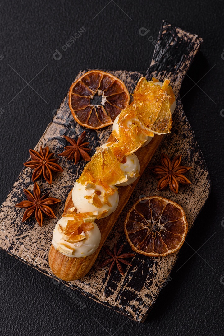 Imagem mostra um éclair ou um bolo alongado