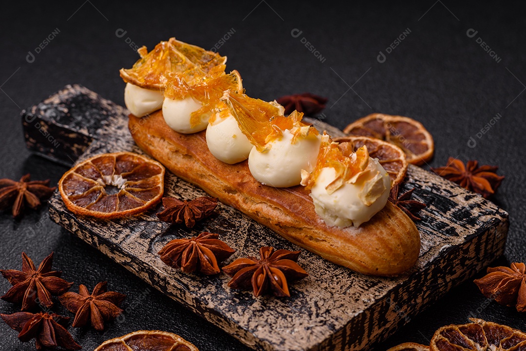 Imagem mostra um éclair ou um bolo alongado