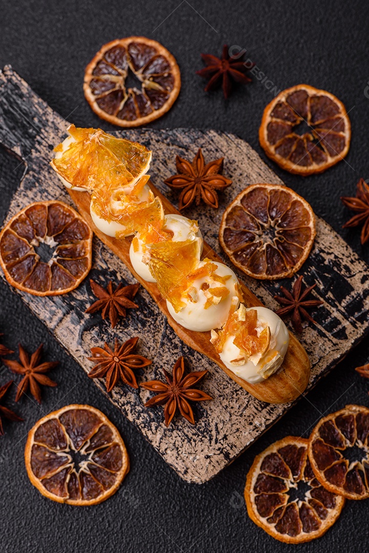 Imagem mostra um éclair ou um bolo alongado