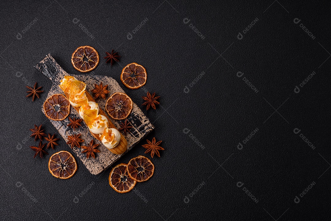 Imagem mostra um éclair ou um bolo alongado