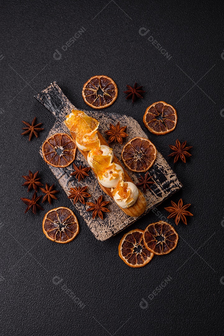 Imagem mostra um éclair ou um bolo alongado