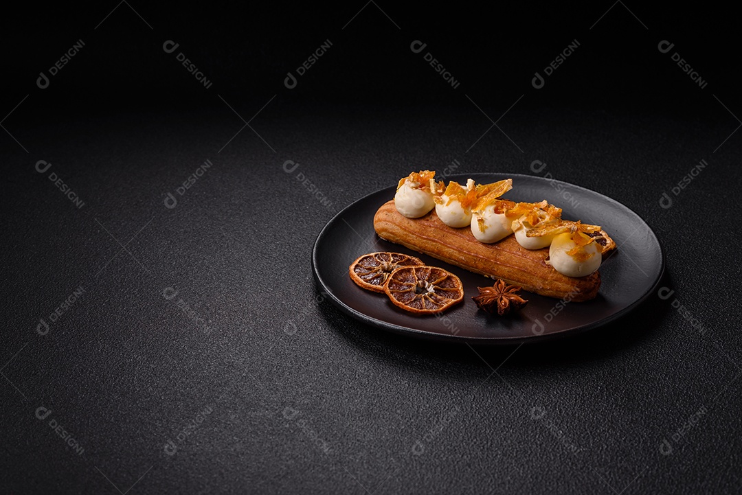 Imagem mostra um éclair ou um bolo alongado