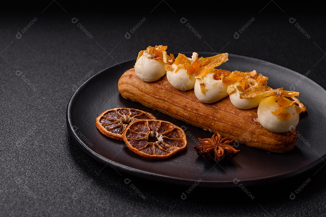 Imagem mostra um éclair ou um bolo alongado