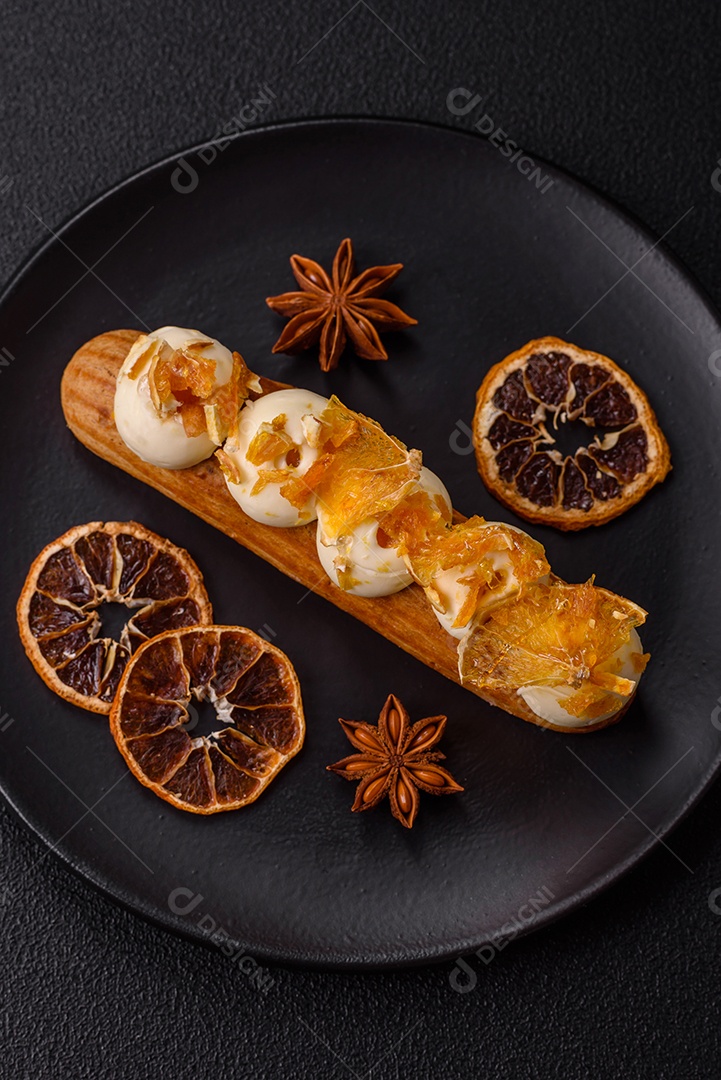 Imagem mostra um éclair ou um bolo alongado