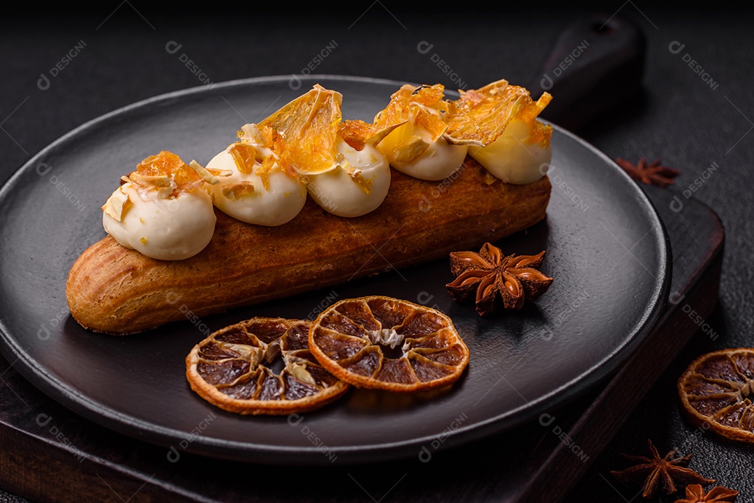 Imagem mostra um éclair ou um bolo alongado