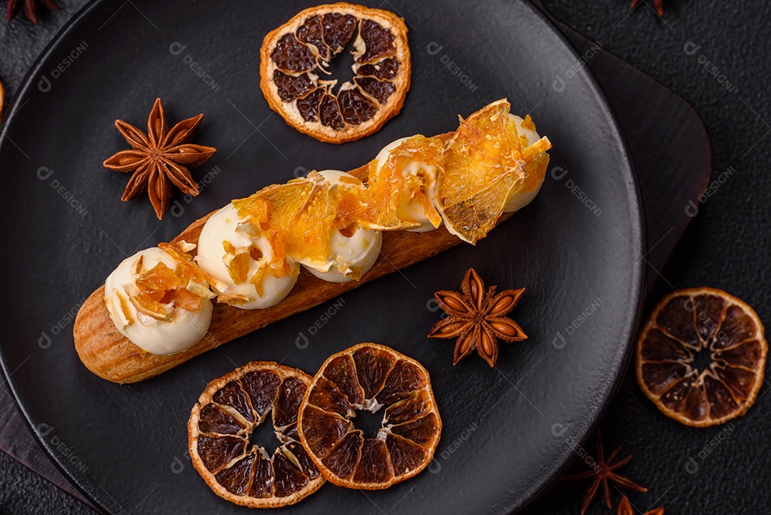 Imagem mostra um éclair ou um bolo alongado