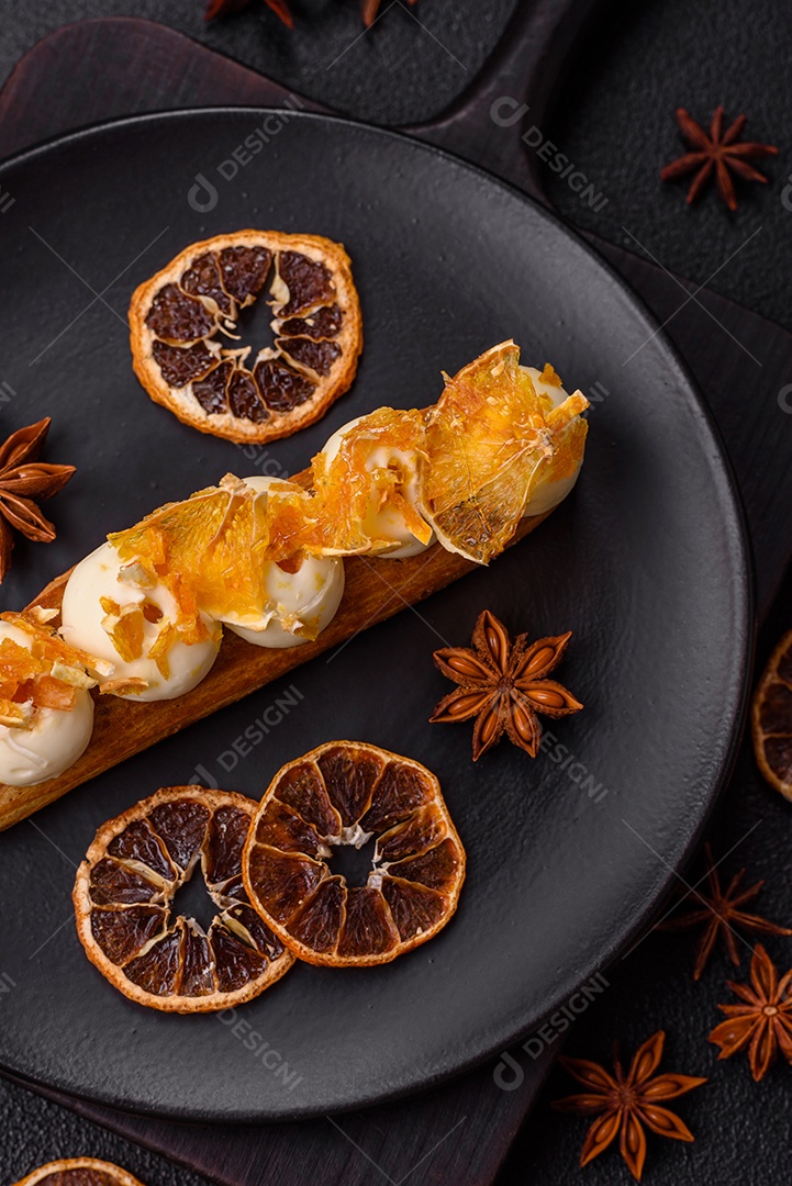 Imagem mostra um éclair ou um bolo alongado