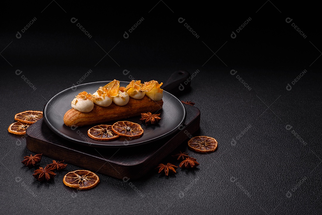 Imagem mostra um éclair ou um bolo alongado