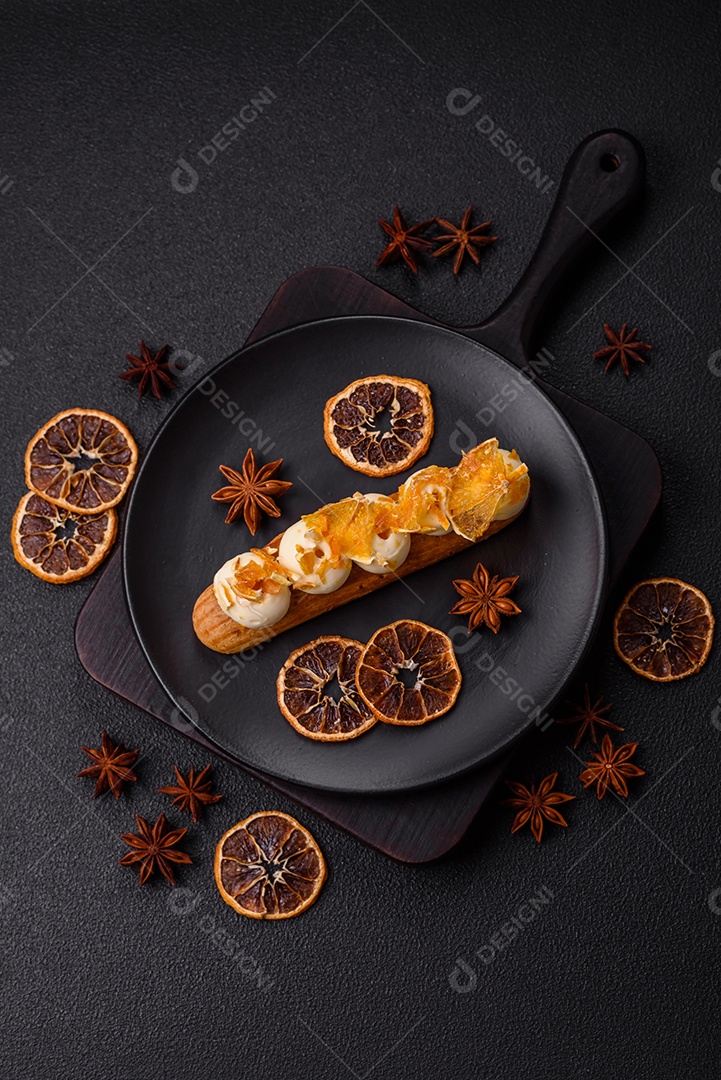 Imagem mostra um éclair ou um bolo alongado