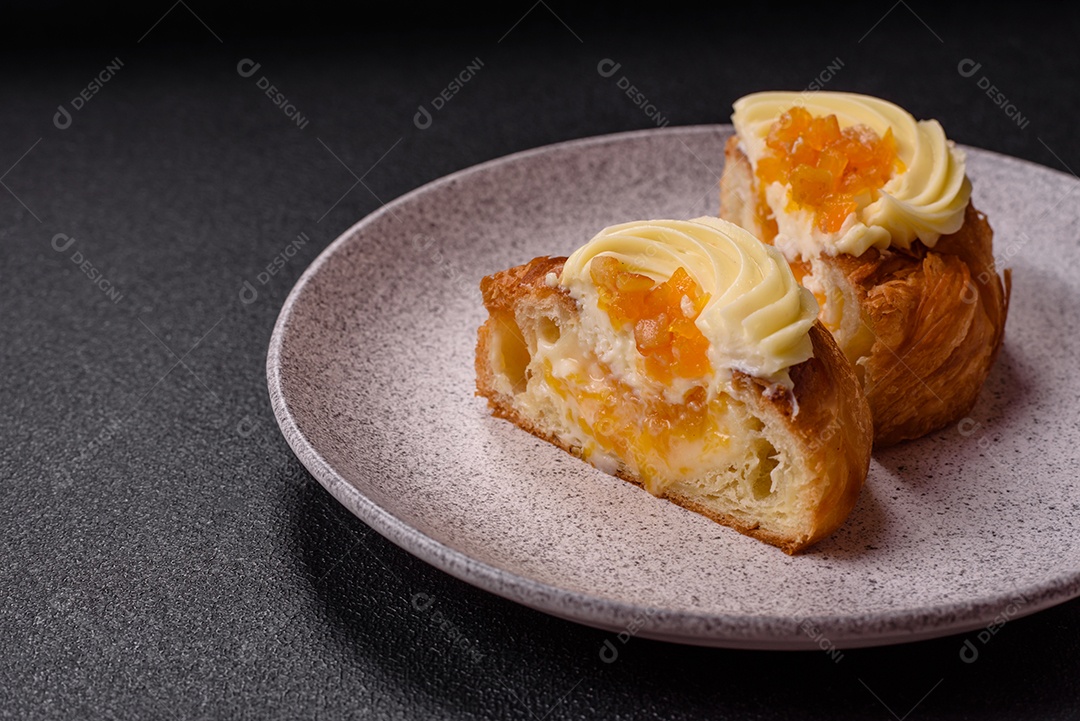 Imagem mostra berinjelas preparadas, tomates frescos e um molho à base de tomate