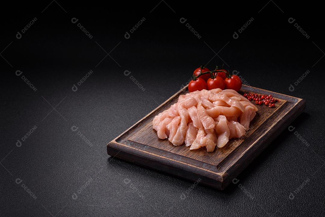 Imagem exibe pedaços de frango cru