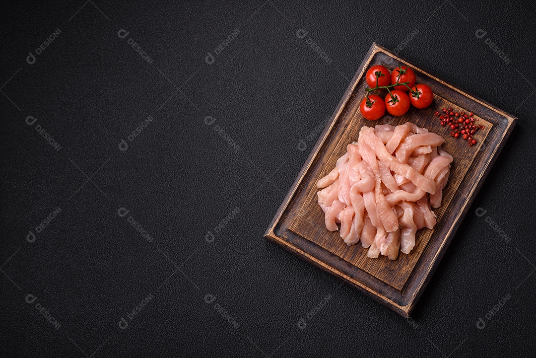 Imagem exibe pedaços de frango cru