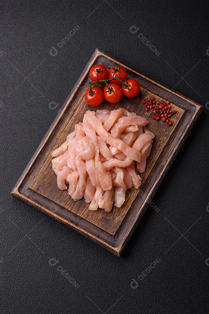 Imagem exibe pedaços de frango cru