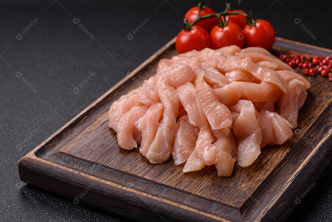 Imagem exibe pedaços de frango cru