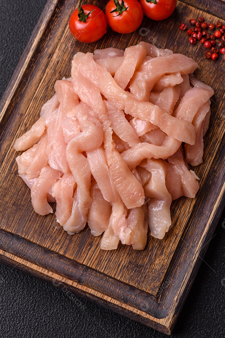 Imagem exibe pedaços de frango cru