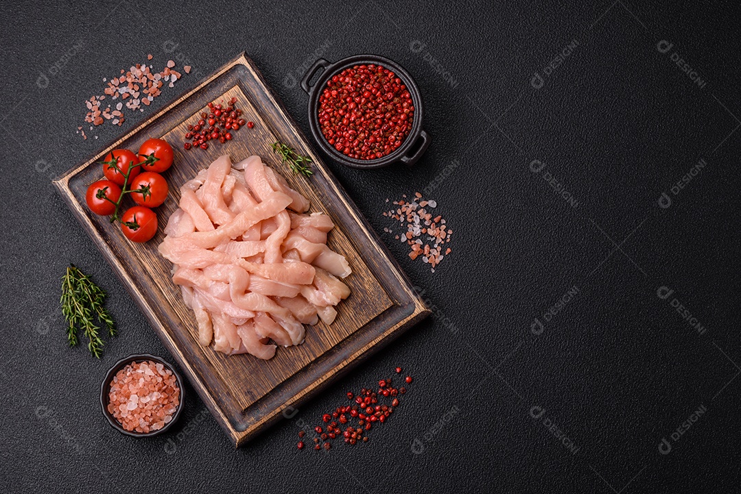 Imagem exibe pedaços de frango cru