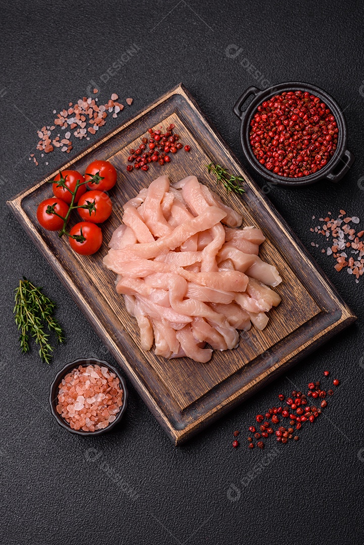 Imagem exibe pedaços de frango cru