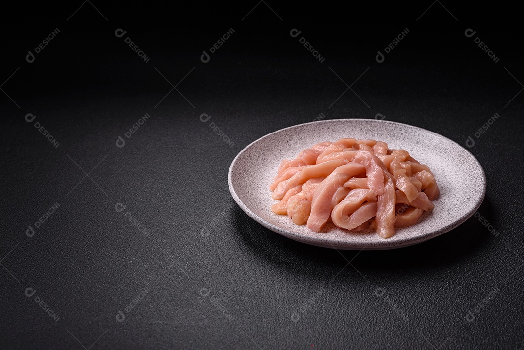 Imagem exibe pedaços de frango cru