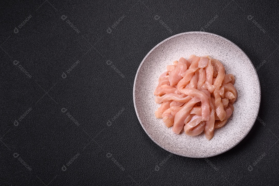 Imagem exibe pedaços de frango cru