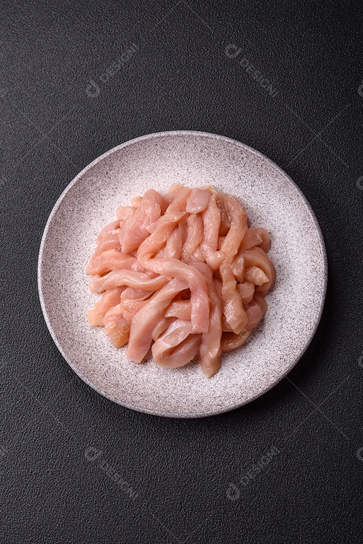 Imagem exibe pedaços de frango cru