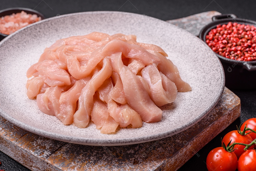 Imagem exibe pedaços de frango cru